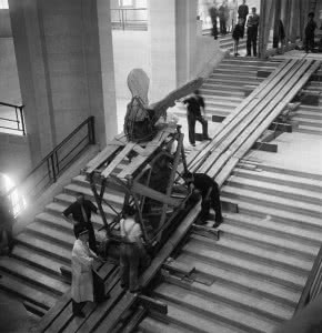 moving-the-ascent-of-the-winged-victory-of-samothrace-world-war-ii-the-louvre_0