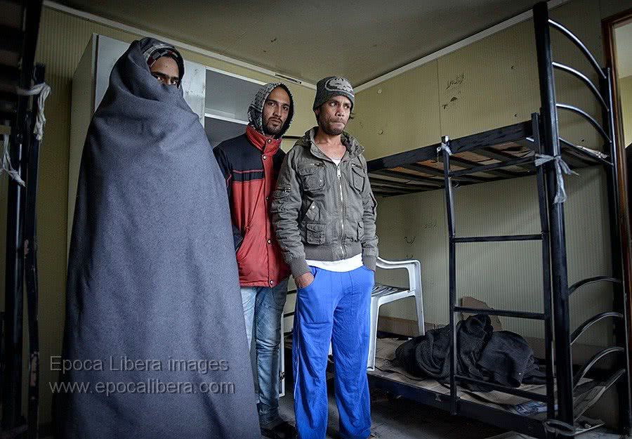 Αθήνα, Αμυγδαλέζα, 14 Φεβρουαρίου 2015. Συγκρατούμενοι του μετανάστη που αυτοκτόνησε αφήνοντας πίσω του γυναίκαι και παιδιά, στο σημείο που τον βρήκαν νεκρό.
