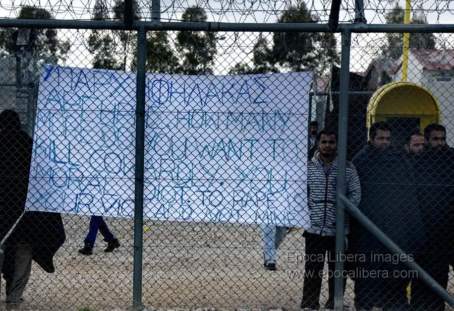 Από την επίσκεψη κλιμακίου του Σύριζα και δημοσιογράφων στην Αμυγδαλέζα. Στο πανό καταγγέλεται βιασμός από φύλακα