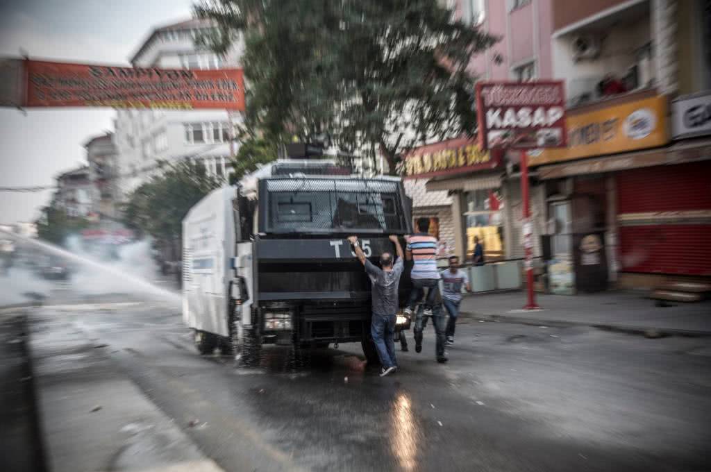 Η αστυνομία επιτέθηκε στην κηδεία της #GünayÖzarslan στην Κωνσταντινούπολη
