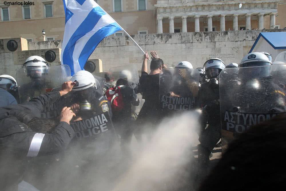 μετά από τον απευθείας ψεκασμό στο φωτογράφο Μάριο Λώλο, αυτός δεν μπόρεσε να τραβήξει άλλες φωτογραφίες