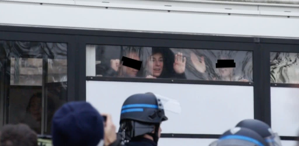 Η Ηλέκτρα στο κέντρο μέσα στην κλούβα της αστυνομίας.