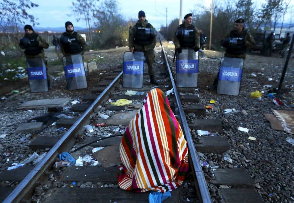 Ένας Ιρανός μετανάστης, ο Hamid, 34 χρονών, ηλεκτρολόγος μηχανικός από το Sanandij, κάθεται στις ράγες του τραίνου μπροστά από την αστυνομία που φυλά τα Ελληνικά σύνορα, 23 Νοεμβρίου. Ο Hamid και δεκάδες άλλοι Ιρανοί μετανάστες ήταν σε απεργία πείνας για δεύτερη μέρα.