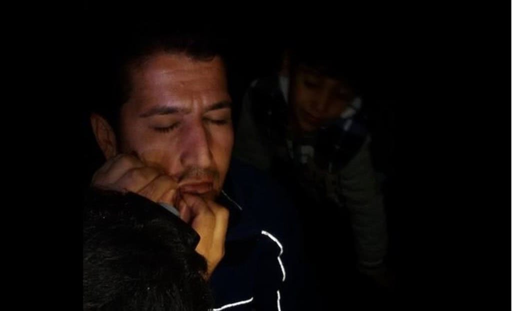 Πρόσφυγες ράβουν το στόμα τους, ξεκινώντας απεργία πείνας στο κέντρο κράτησης της ΒΙΑΛ στη Χίο, 3/5/2016