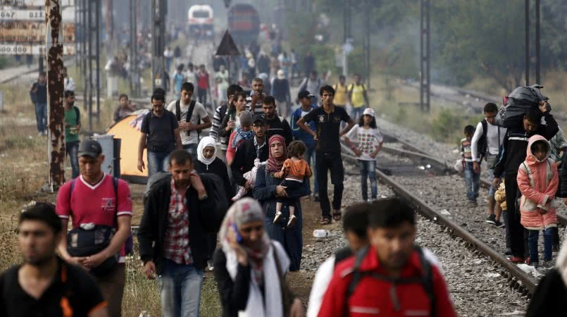 desperate-syrian-refugees-pile-up-in-fyrom-border-town.w_hr-805x450