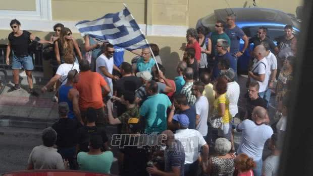 xrysaugitis-tatouaz-aousvits-aganaktismenoi-lesvos-body-image-1475583893