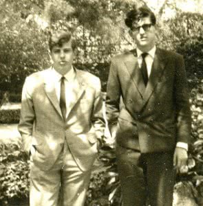 Ο Παύλος Σιδηρόπουλος με συμφοιτητή του στη Θεσσαλονίκη. Φωτογραφία αγνώστου, πιθανώς το 1968. Αρχείο Μ.Νταλούκα. 