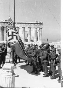 Athen, Hissen der Hakenkreuzflagge