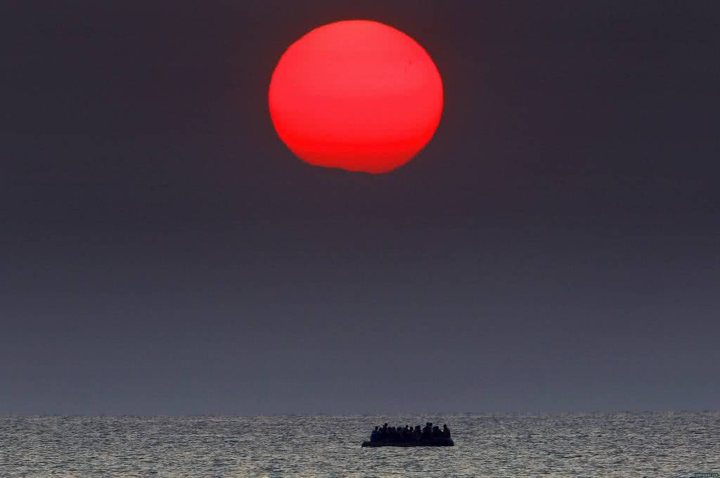 Mια ασφυκτικά γεμάτη λέμβος με χαλασμένη μηχανή, πλέει στο Αιγαίο μεταξύ Τουρκίας και Ελλάδας, κοντά στην Κω - 11/8/2015/ Γιάννης Μπεχράκης/ Reuters