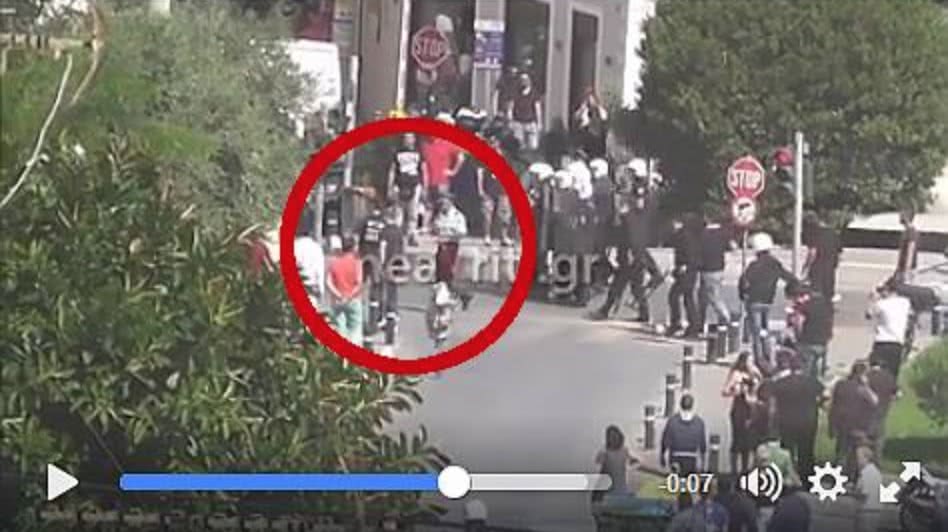 Φασίστας κάνει χειραψία με το διοικητή της αστυνομίας