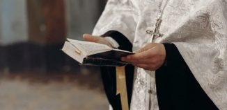 Ομαδική καταγγελία για βιασμούς και χειραγώγηση από πρώην αρχιμανδρίτη