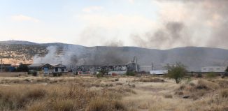 Φωτιά στον Ασπρόπυργο: καταγγελία για εργοδότες που κράτησαν εργαζόμενους σε κοντινές επιχειρήσεις