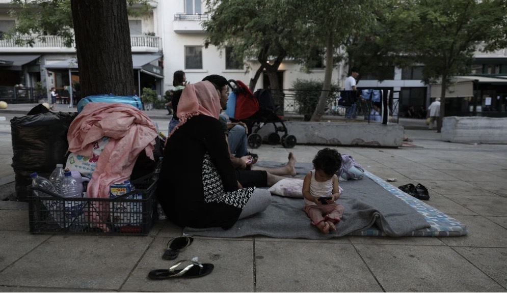 Πλατεία Αμερικής: Περισσότεροι από 100 πρόσφυγες κοιμούνται στον δρόμο