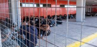 Σύλληψη μιας μητέρας και των δύο παιδιών της μόλις ζήτησαν άσυλο, ζευγάρι υπό αυθαίρετη κράτηση για έναν μήνα